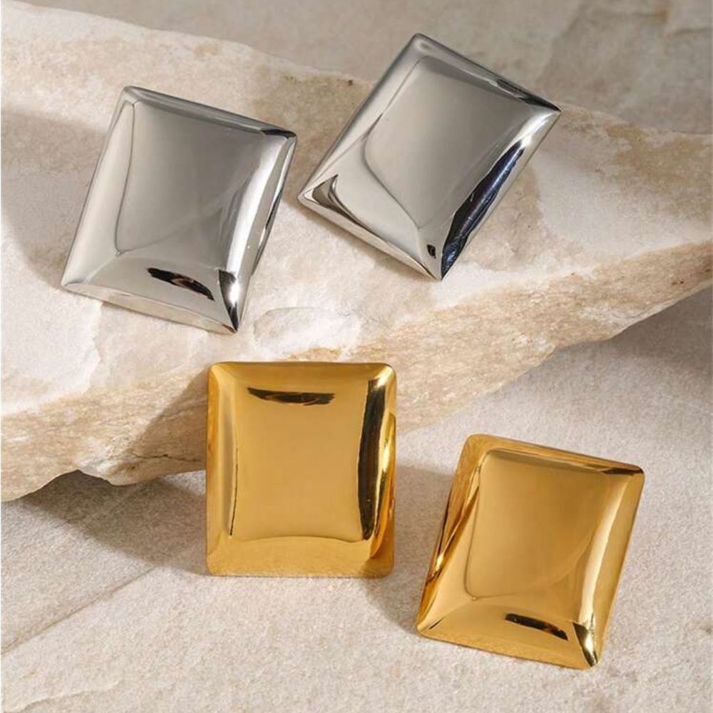 Elegant Gold Stud Earrings M476